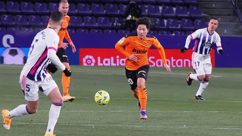 Kang-In Lee conduce el balón