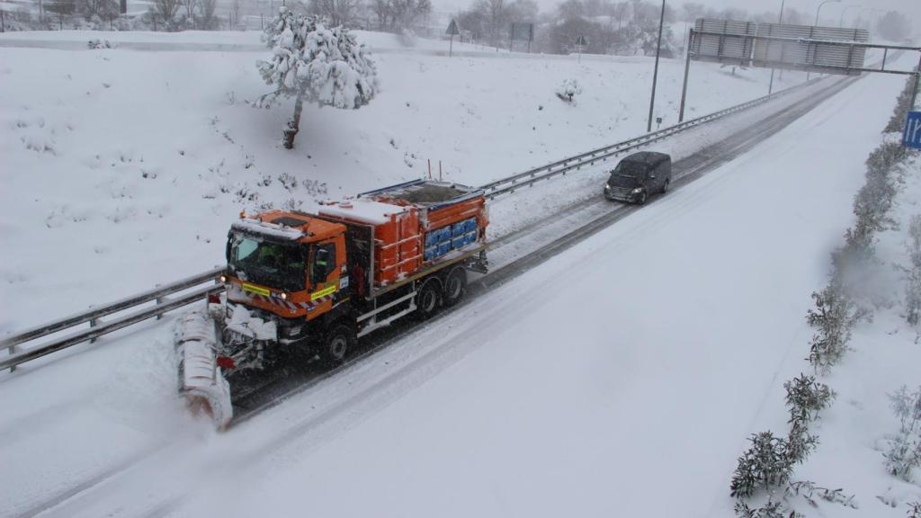 Una máquina quitanieves despeja el camino en la autopista M-40, en Madrid este sábado.