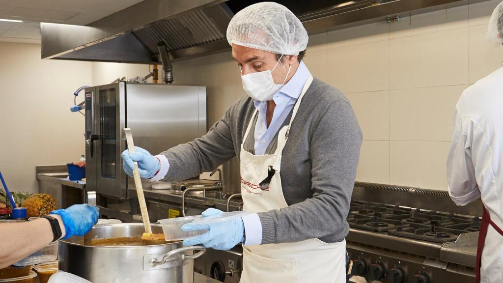 Durante la pandemia Tomás Villén ayudó con la elaboración de comidas por parte de Porsche para los más necesitados.