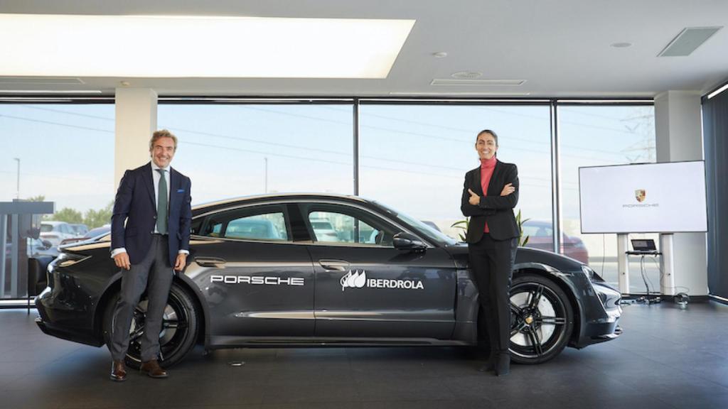 Raquel Blanco de Iberdrola con Villén en la firma del acuerdo.