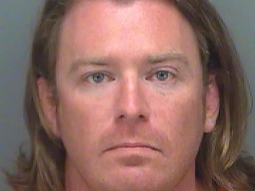 Adam Johnson, el hombre que se apropió del atril de Nancy Pelosi en el asalto al Capitolio.