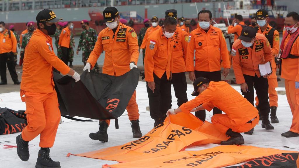 Encuentran restos humanos del accidente de aviación en Indonesia