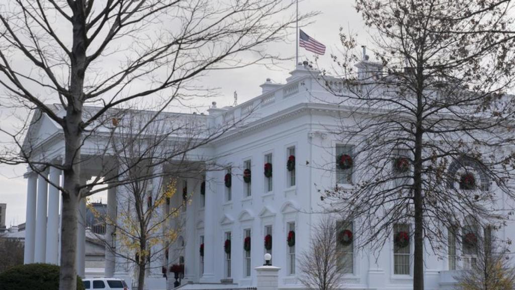 La bandera de EEUU ondea a media asta en la Casa Blanca.