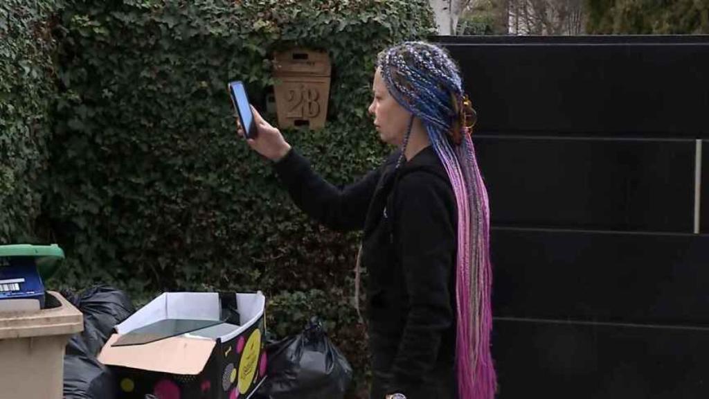 Leticia Sabater sacando fotos a la basura de su casa.