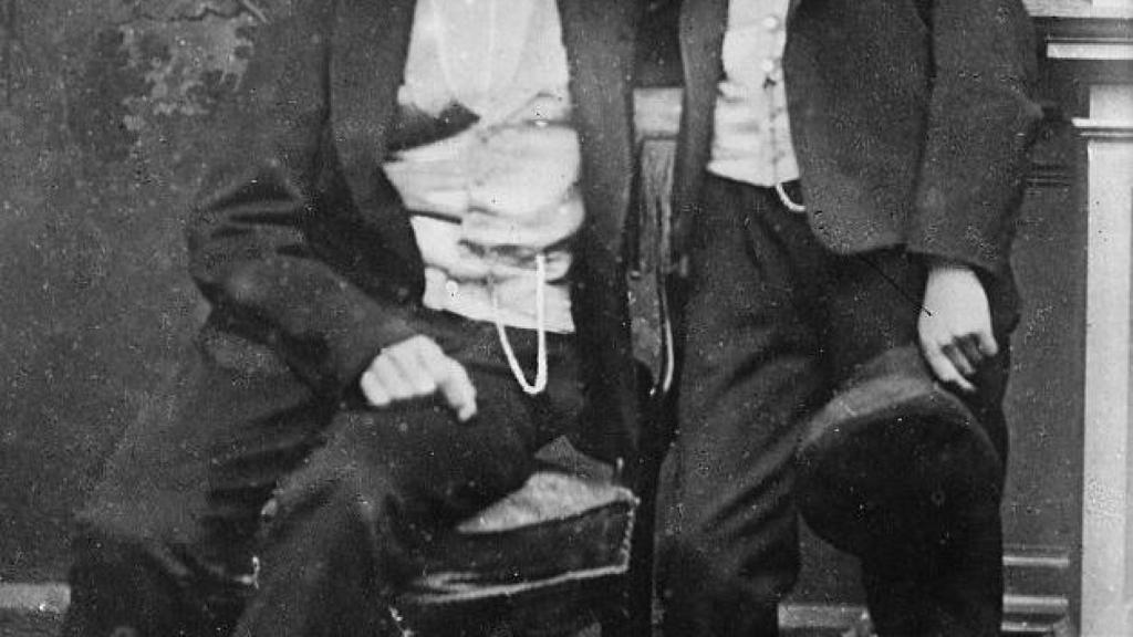 Luis y su hermano pequeño Otón, durante su infancia.