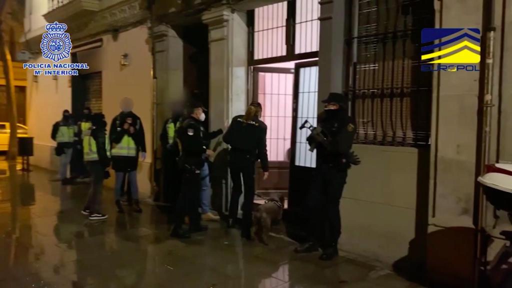Los agentes de la Comisaría General de Información, antes de practicar la detención.