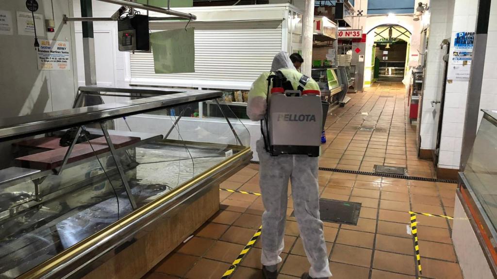 Un operario desinfecta el mercado de la Concepción de la Línea.