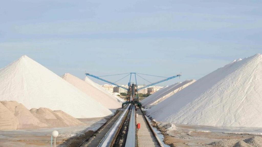 Las famosas montañas de las salinas de Torrevieja forman parte de una ruta turística.