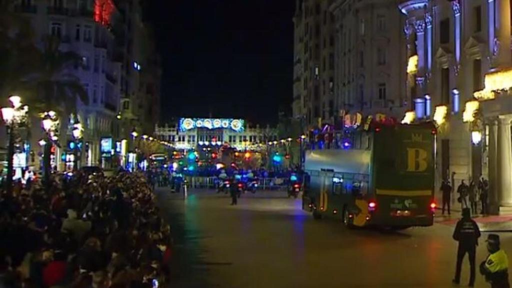 Multitud de personas ante la llegada del autobús del Rey Baltasar. À Punt