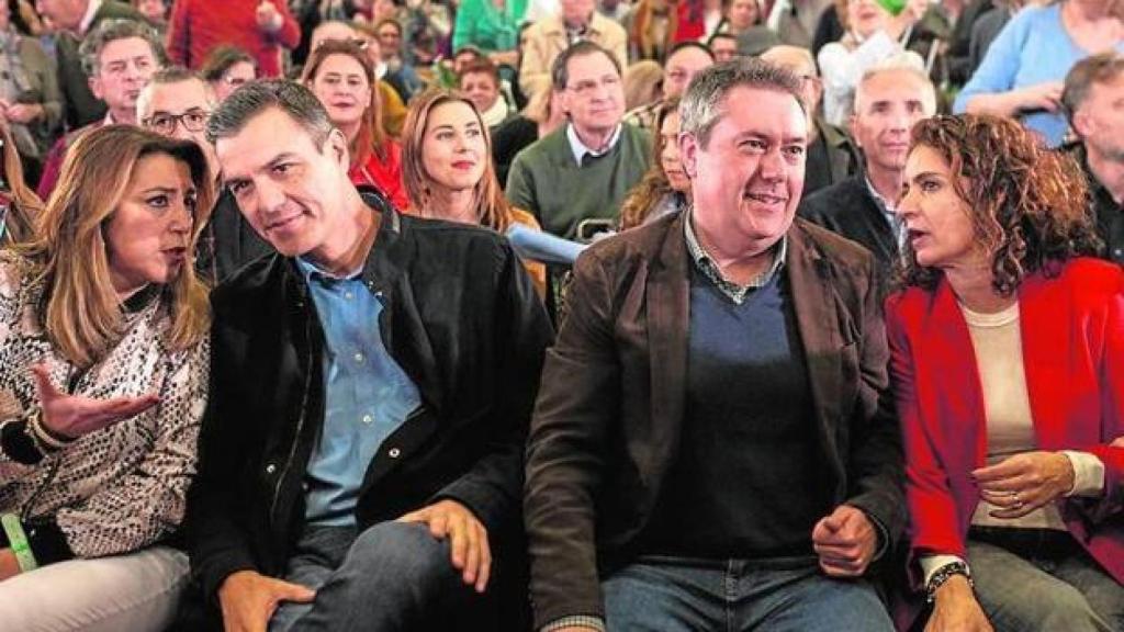 Susana Díaz con Juan Espadas y María Jesús Montero, junto a Pedro Sánchez, en un acto en Sevilla.