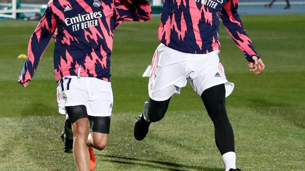 Lucas Vázquez y Sergio Ramos luchan por la posesión