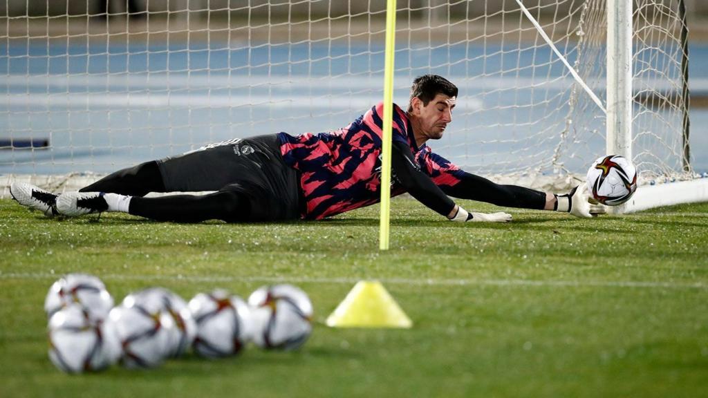 Thibaut Courtois haciendo trabajo específico para los porteros