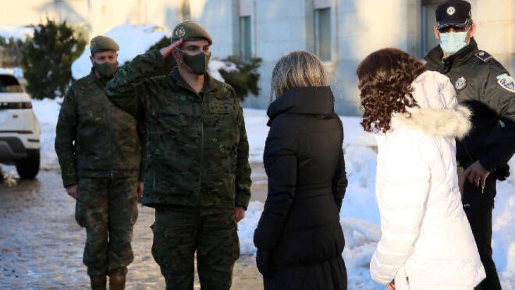 Tolón junto a los militares que este lunes han llegado a Toledo