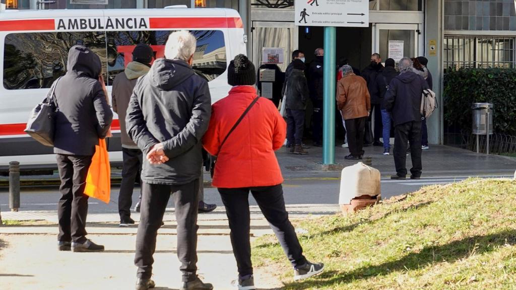 Varias personas esperan a ser atendidas en el Hospital Duran i Reynals. EFE/Alejandro García