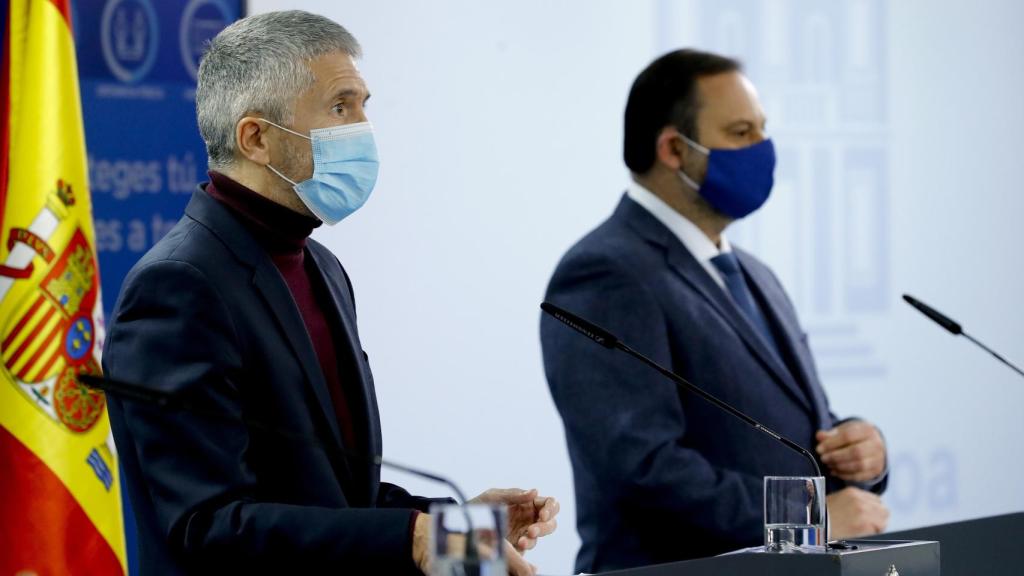 Fernando Grande-Marlaska y José Luis Ábalos, en rueda de prensa en Moncloa.
