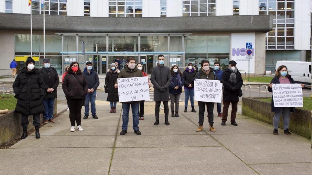 La protesta para reclamar un intérprete de signos para dos niños que van al colegio de A Coruña.