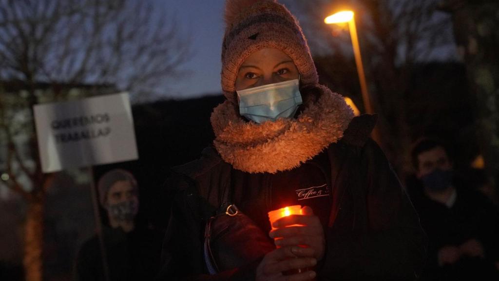 Una mujer protesta frente a la casa de Feijóo.
