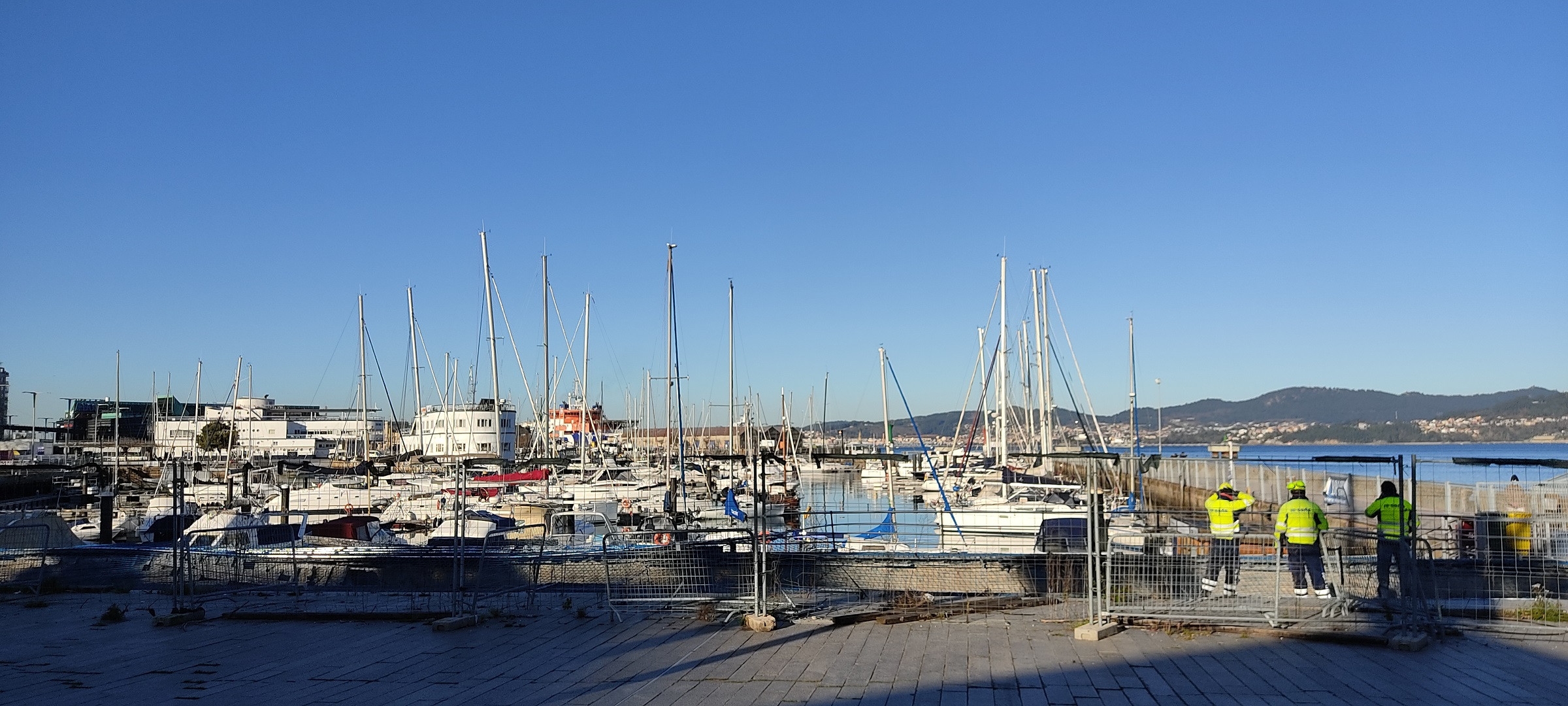 Operarios en el paseo de Las Avenidas en el inicio de las obras de reparación. Foto: APVigo