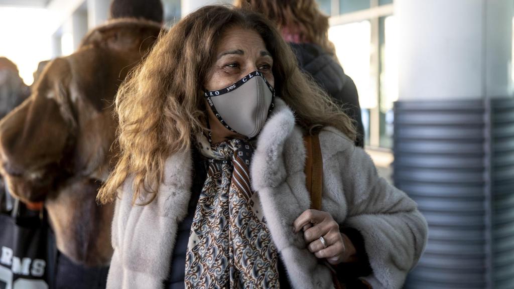 Lolita hablando con los medios a su llegada a Madrid.
