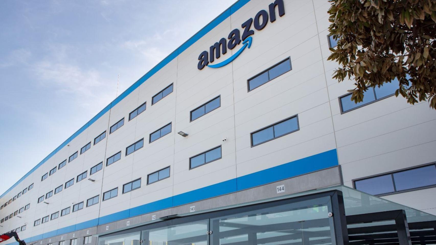 Imagen de archivo de una fachada de un centro logístico de Amazon.