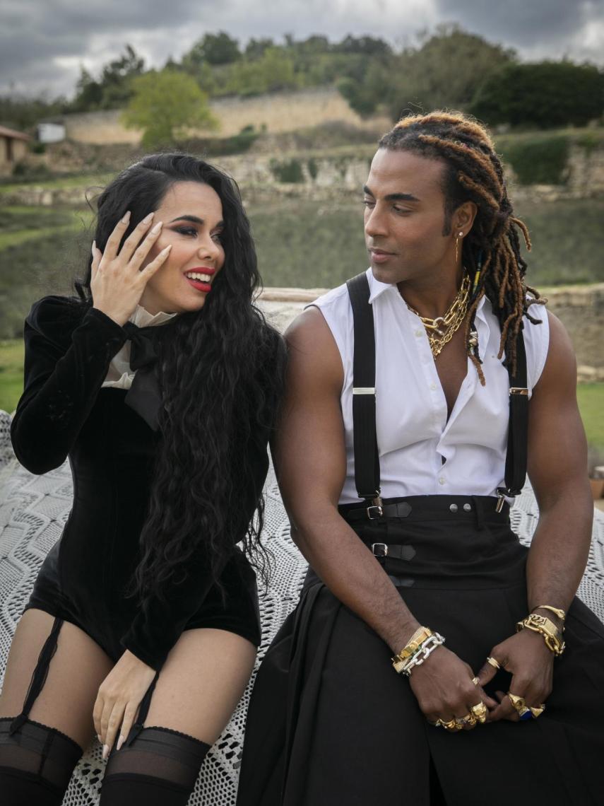 Beatriz Luengo y Yotuel Romero en el set de 'Rebelde'.