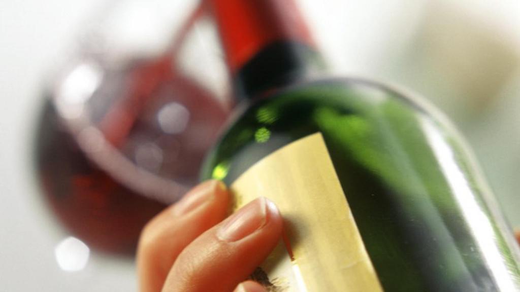 Una copa de vino tinto.