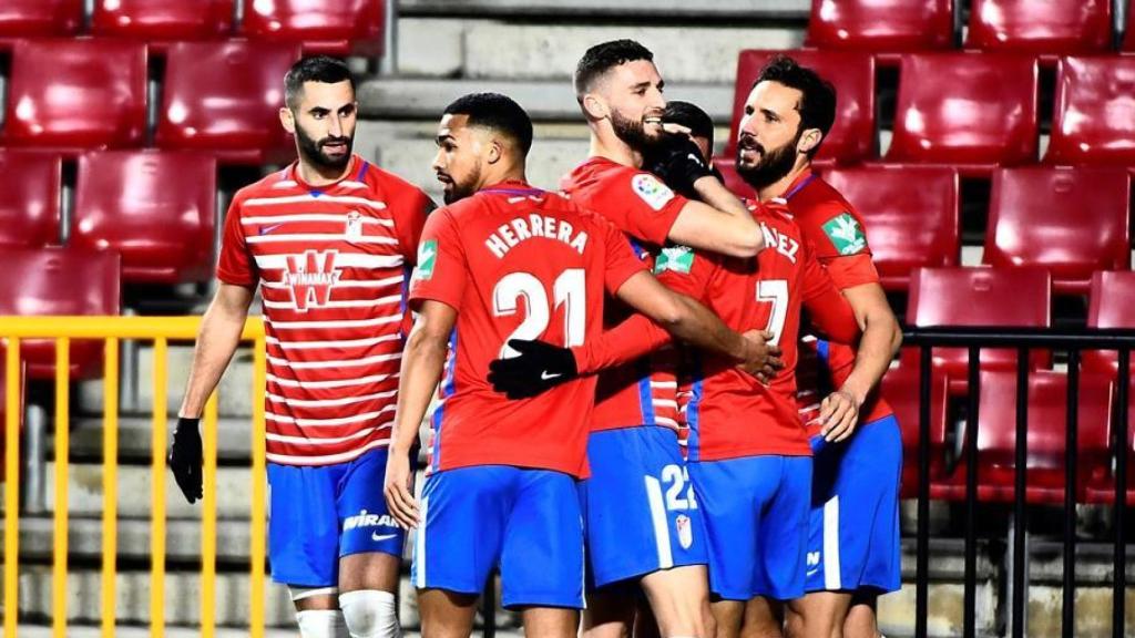 Piña de los jugadores del Granada para celebrar el gol ante Osasuna en La Liga