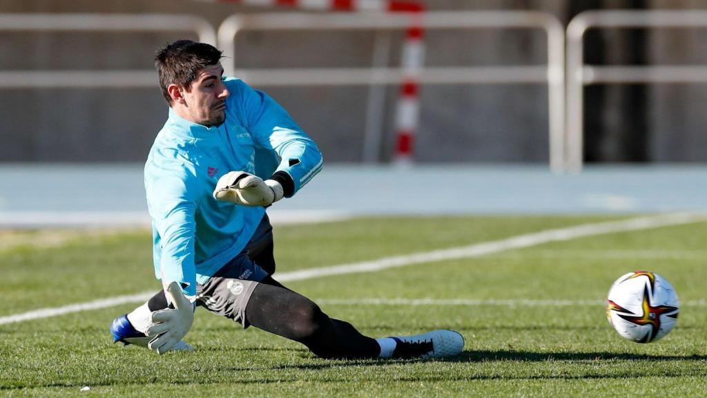 Courtois realizando una parda