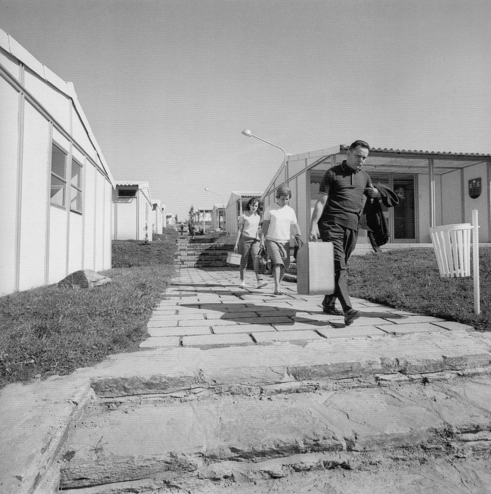 Los barracones del Burgo de las Naciones cuando era un parador (Francesc Català-Roca).