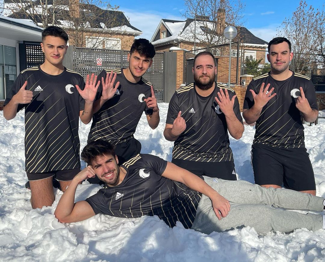 Los miembros de la Falcons House tras la nevada, con JRA en el centro.