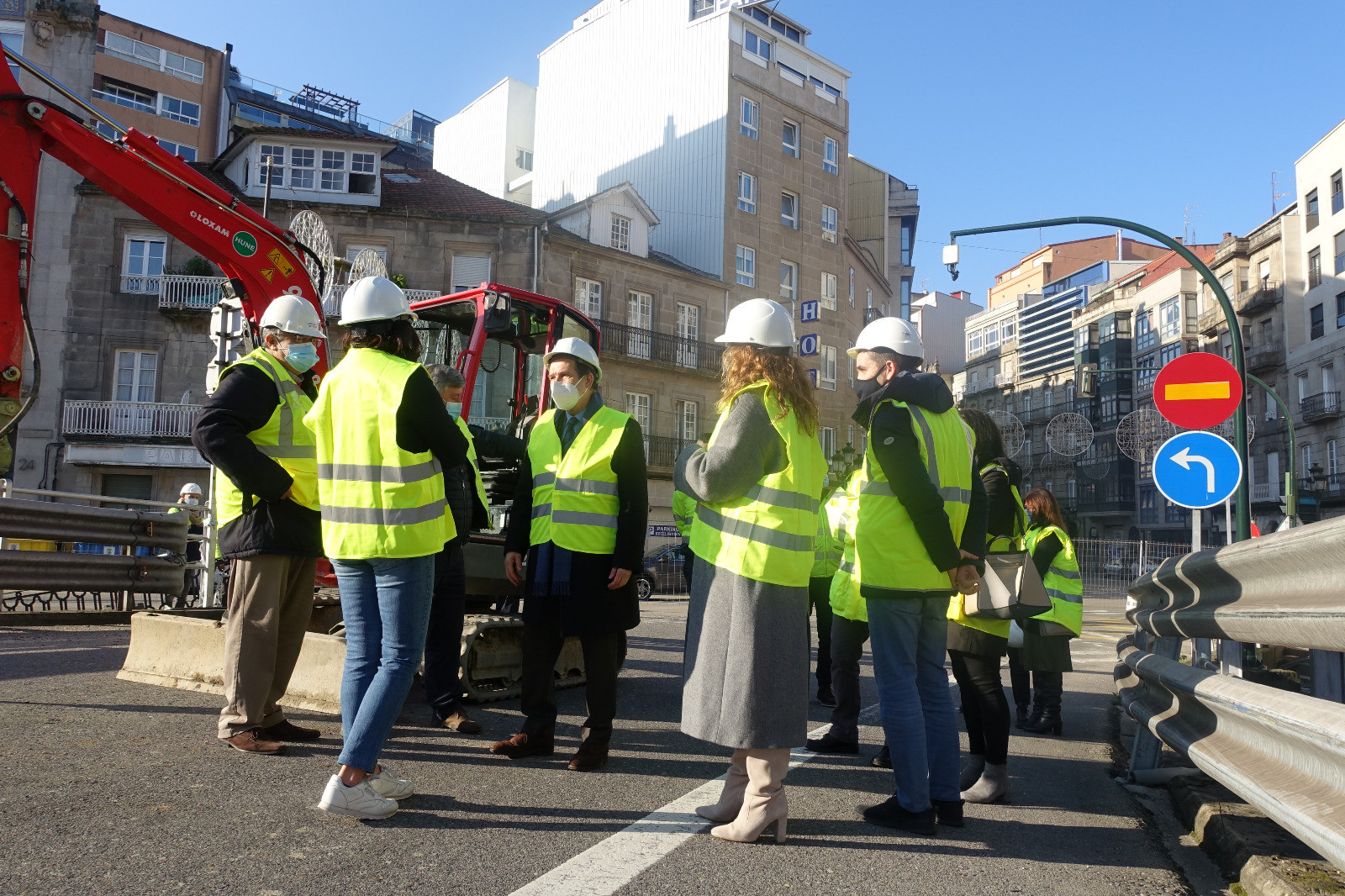 Caballero, esta mañana, durante una visita a la zona de las obras de Lepanto.