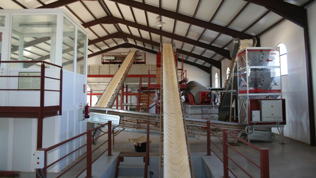 El interior de la almazara de Olivapalacios, donde se elabora su aceite de oliva virgen extra Palacio de Los Olivos.