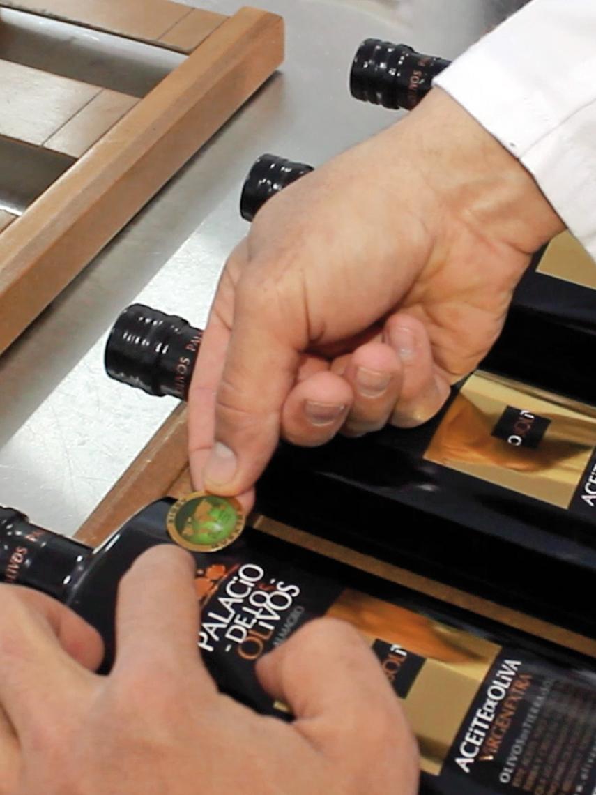 El aceite de oliva virgen extra Palacio de Los Olivos, comerciado por 9 euros, cuenta con sello de calidad.