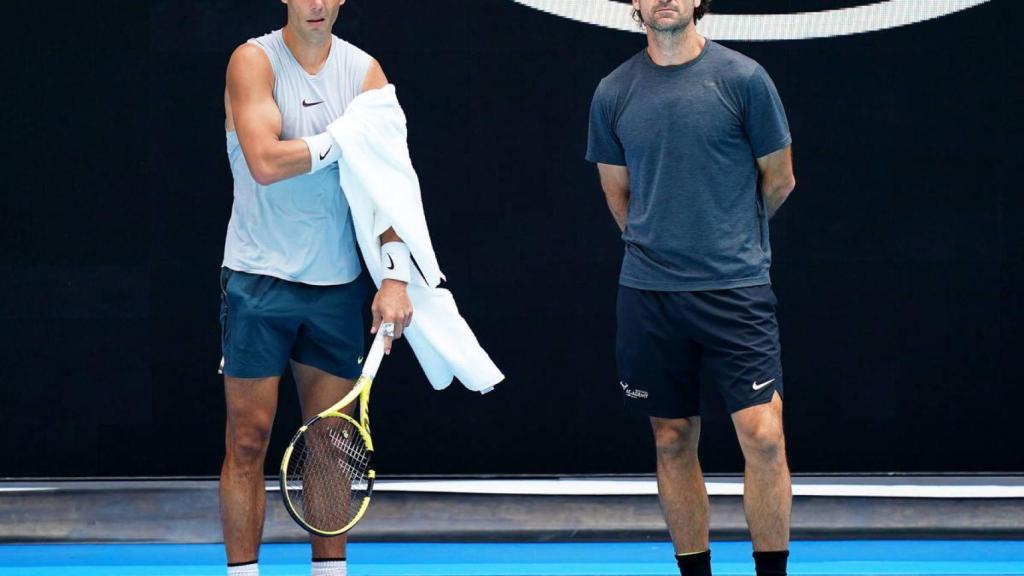 Rafa Nadal y Carlos Moyá, sobre una pista