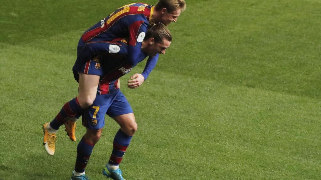 Griezmann celebra con De Jong su gol a la Real Sociedad