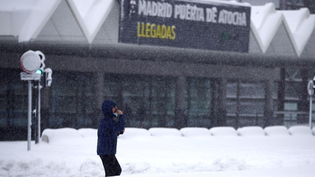 Vista de la estación de Atocha en plena nevada.