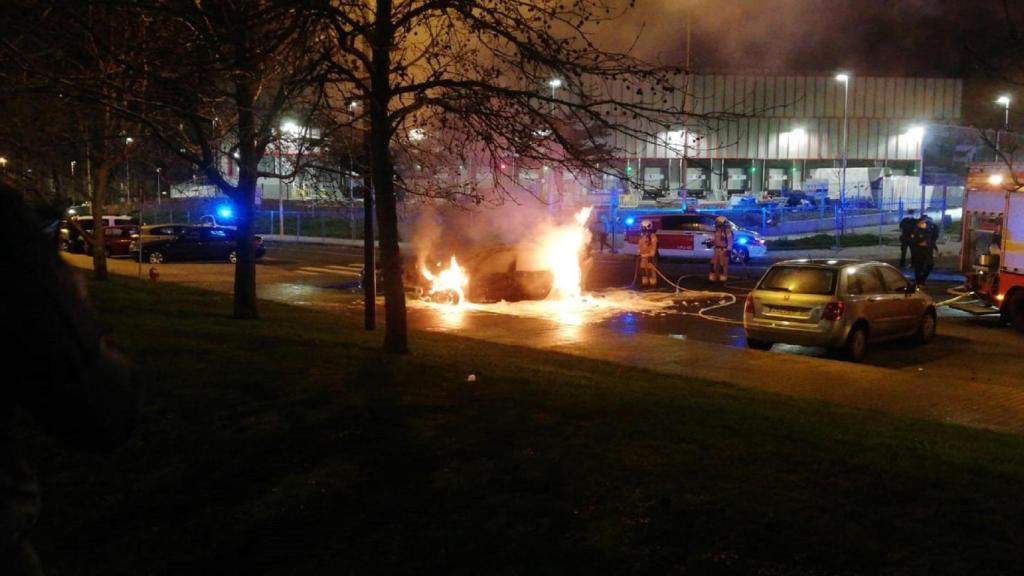 Un incendio calcinó un coche esta tarde en Vioño (A Coruña).