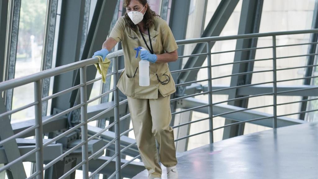 Una trabajadora del servicio de limpieza.