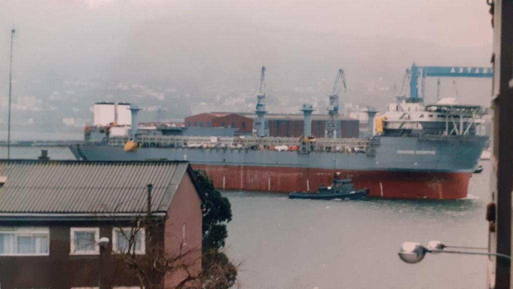 Vecinos de Caranza observan cómo se remolca el Discoverer Enterprise en 1998