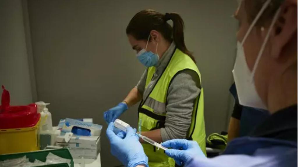 Dos sanitarios preparando la vacuna contra la Covid-19.