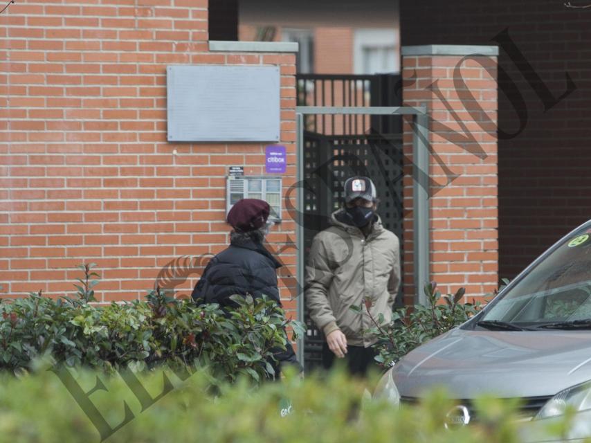 José Antonio Canales Rivera hace vida normal en su nuevo barrio y da paseos con su perro.