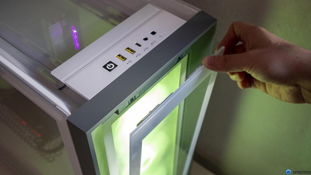 Retirar los paneles es muy sencillo.