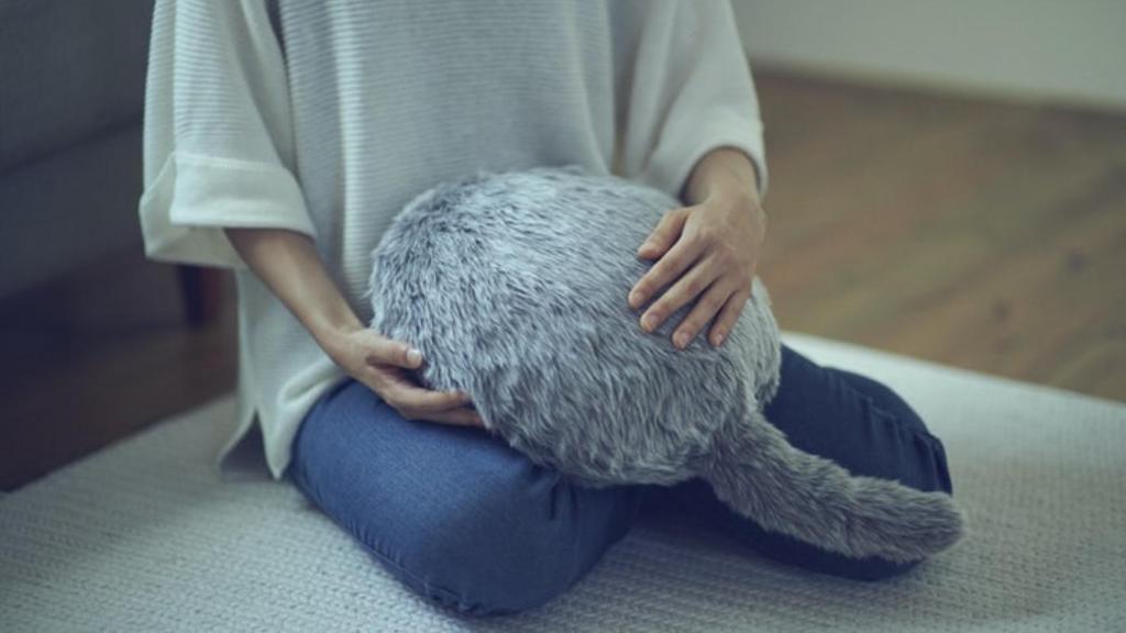 Qoobo es un cojín diseñado para reproducir la sensación de tener un gato.