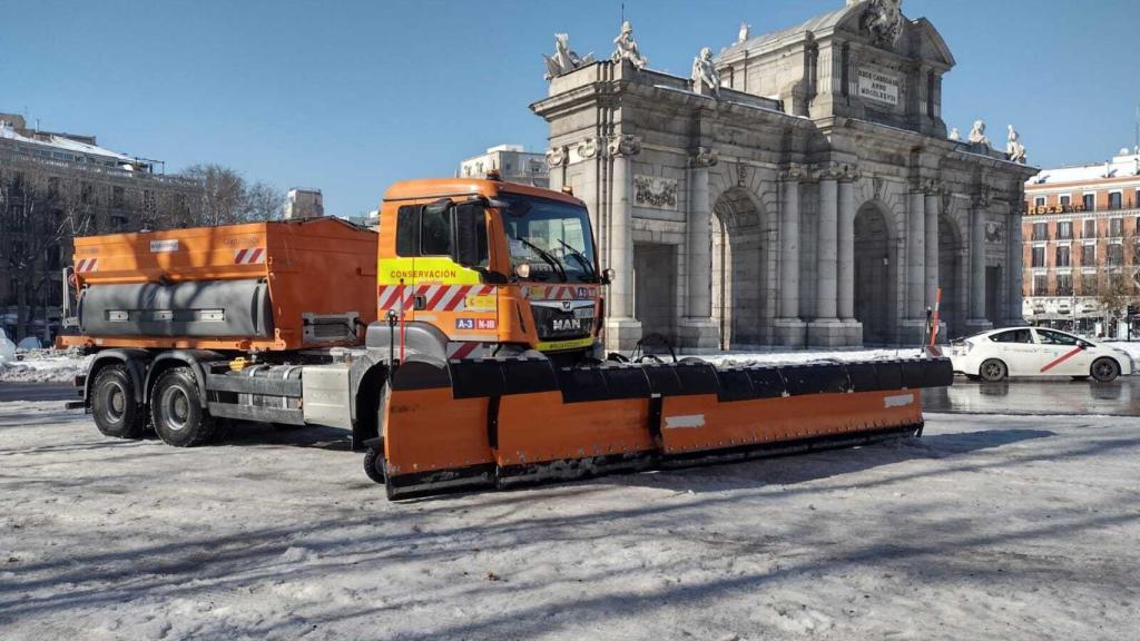 Una quitanieves del Ministerio de Transportes ayuda a desahogar Madrid.