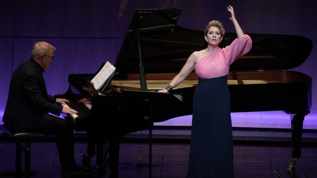 La mezzosoprano Joyce DiDonato, acompañada al piano por Craig Terry.