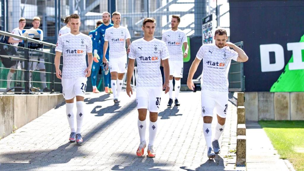 Florian Neuhaus junto a sus compañeros del Gladbach
