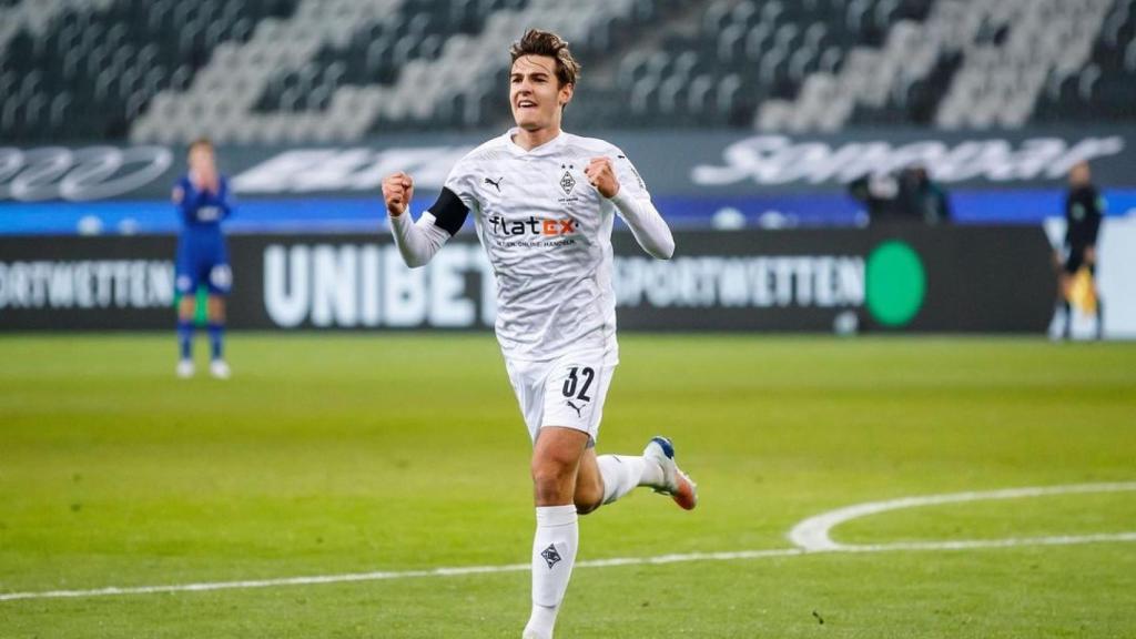 Florian Neuhaus celebra un gol con el Gladbach