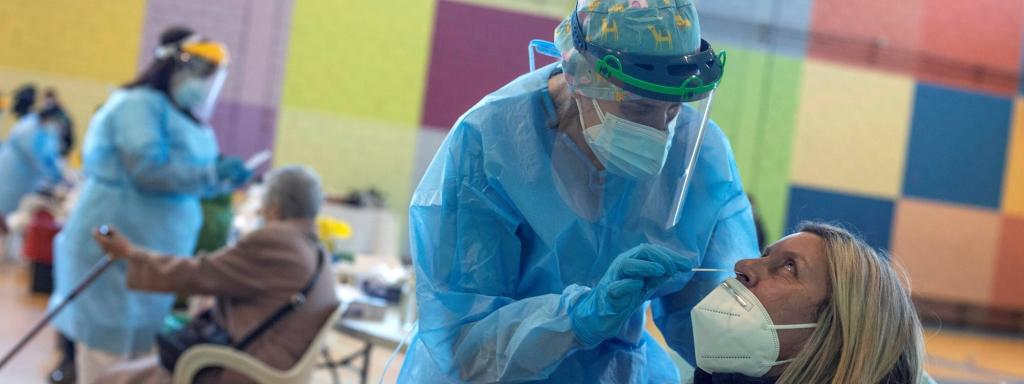 Una sanitaria realizando un test de la Covid-19.