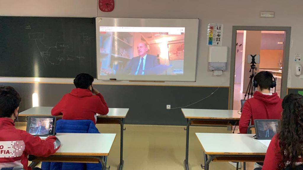 Un grupo de alumnos de tercero de la ESO siguiendo en sus tabletas las respuestas de Miquel Roca.