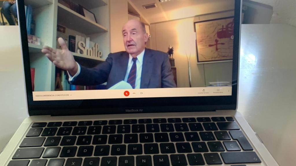 Miquel Roca, uno de los padres de la Constitución, durante su intervención por videoconferencia con los alumnos de la ESO del Colegio Concertado Reina Sofía de Totana.